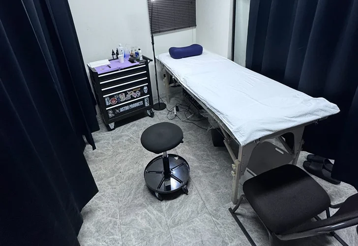 施術用個室 (別アングル)